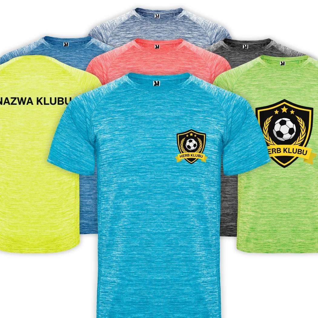 biała koszulka z logo na piersi